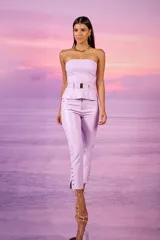 Pantalón de vestir color lavanda, de corte skinny y largo capri.