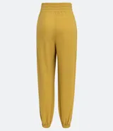 Pantalón harem color mostaza, con cintura elástica ancha, pliegues delanteros y horizontales, barra ajustada con elástico y pliegues.