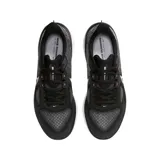 Championes de running Nike Vomero 17, color negro con detalles en blanco. Presentan una parte superior de malla transpirable, el icónico logo Swoosh en el lateral y una entresuela con tecnología ZoomX para mayor amortiguación.