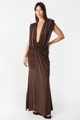 Vestido largo color chocolate, con escote profundo drapeado y falda con frunces laterales que aportan movimiento.