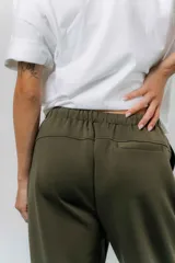 Pantalón jogger de calce relajado color bordó intenso, con cintura elastizada y lazo regulable. Cuenta con bolsillos laterales con cierre invisible y silueta recta levemente afinada.