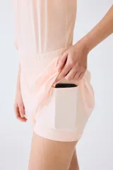 Pantalón corto de deporte de doble capa, color rosado, con corte estándar, cintura elástica fruncida y mallas interiores.