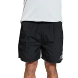Short de baño Umbro color negro, con cintura elástica y cordón ajustable. Cuenta con el logo de la marca estampado en blanco en la parte inferior izquierda.