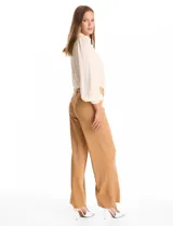 Pantalon wide leg de gabardina elastizada, con pretina con pasadores, cierre frontal con botón y broche, y bolsillos simulados tanto en la parte delantera como en la trasera.