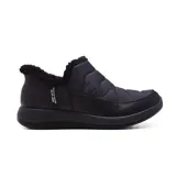 Bota casual tipo slip-on de Skechers, confeccionada con una combinación de material acolchado y cuero vegano en color negro. Presenta un forro interior de piel sintética, suela flexible y tecnología Hands Free Slip-ins para un calce sencillo.