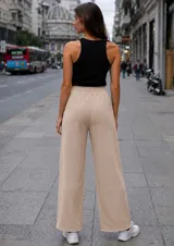 Pantalón de tejido de punto en color beige, con corte recto y holgado, y cintura elástica.