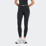 Calza deportiva New Balance modelo AC 25, color negro, de tiro alto con cintura elástica con logo de la marca en contraste.