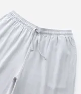 Pantalón de pijama de franela color gris claro, con cintura elástica y cordón de ajuste.