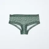 Pack de tres shortys Kiabi confeccionados en microfibra, con detalles de encaje en la cintura y el contorno de las piernas. Incluye un shorty verde con estampado floreado pequeño, uno liso de color rosado y uno en tono crudo con estampado de flores en tonos rojizos y verdes.