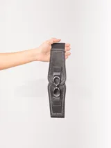 Faja elastizada agamuzada color negro, con apliques de tachas plateadas y hebillas metálicas plateadas.