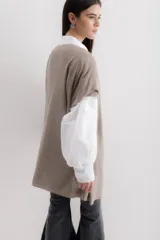 Saco abierto color crudo, de tejido de punto con lurex.