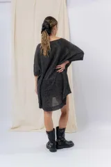 Vestido-buzo tejido oversize jaspeado con escote redondo, mangas amplias tipo murciélago y terminaciones acanaladas en ruedo y puños.