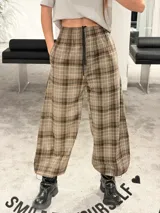 Pantalón tipo balloon de tejido plano con calce relajado, cintura elastizada y estampado cuadrillé en tonos marrones y beige.