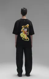 Remera negra de corte oversize con estampa frontal de Goku niño sobre la nube voladora rodeado de esferas del dragón.