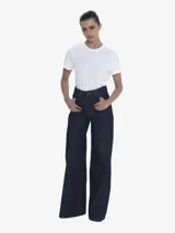 Pantalón de jean ancho (wide leg) de tiro medio, color azul oscuro, con cierre frontal de botón y cremallera, y un detalle de cierre funcional en la parte posterior.