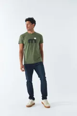 Pantalón jean de calce regular, color celeste con efecto lavado y roturas.