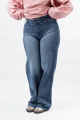 Jean wide leg de tiro alto, color azul claro, con cierre de botón y cremallera.