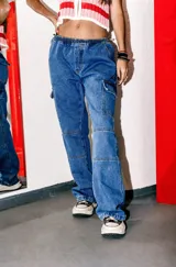 Pantalón jean cargo de tiro bajo, color celeste esfumado, con bolsillos cargo y pierna ancha.