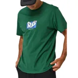 Remera de manga corta color verde oscuro con cuello redondo. Estampado frontal con un logo cuadrado que contiene las letras "RP" en azul y blanco, y un dibujo de un personaje blanco con orejas puntiagudas, junto al texto "Rivvia PROJECTS".