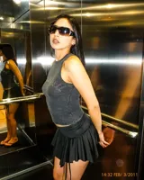 Musculosa gris con cuello halter y estampado con strass.