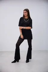 Remeron de encaje negro con diseño floral, de corte holgado y mangas cortas.