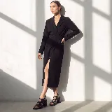 Sandalias negras de cuero con diseño de tiras cruzadas, talón cerrado y taco ancho.