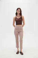 Musculosa crop de morley negro con tirantes finos, escote en V decorado con detalles de encaje y un pequeño lazo en el centro.