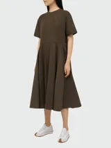 Vestido marrón de corte midi, con falda acampanada, mangas cortas y logo bordado en el pecho.