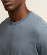 Remera de manga corta y cuello redondo, confeccionada en algodón peruano de alta calidad. Presenta un diseño liso y corte cómodo, ideal para uso diario.