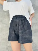 Short color beige con textura tejida y cintura elastizada.