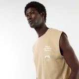 Musculosa de algodón color beige con estampado frontal con texto y un diseño gráfico alusivo a California.
