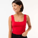 Camiseta de tirantes anchos y cuello cuadrado de color rojo, con diseño ajustado al cuerpo.