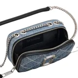 Bolso bandolera Marc Jacobs modelo The Quilted Denim Softshot, confeccionado en tejido vaquero lavado acolchado color azul. Presenta correa de cadena extensible con protección de piel, herrajes J Marc, detalles en piel ribeteada y costuras adornadas.