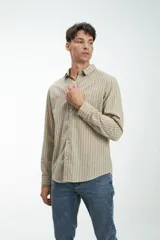 Camisa de manga larga a rayas verticales color beige y marrón claro, con bolsillo en el pecho y botones personalizados.