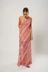Vestido midi de crochet con diseño de ondas en tonos rojo, rosa y beige. Tiene un solo hombro y tajos laterales.