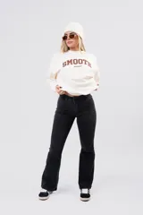 Pantalón de jean negro de tiro alto con corte oxford y botamanga acampanada.