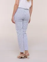 Pantalón elastizado de tiro alto estilo pull-on, marca Zac & Rachel. Modelo de corte cigarrete de silueta ajustada con diseño a rayas en color blanco y azul. Pretina ancha elastizada sin cierres ni botones, con diseño de línea limpia sin bolsillos.