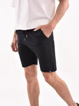 Bermuda deportiva azul marino con cintura elástica ajustable con cordón.