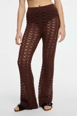 Pantalón de crochet color marrón con diseño calado y corte acampanado.