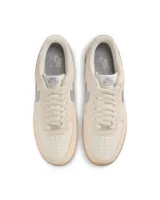 Championes Nike Air Force 1 '07 LV8, color crema con detalles en celeste y suela marrón. Confeccionados en cuero y gamuza, con amortiguación Nike Air y suela de goma.