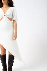 Vestido midi fucsia con escote en V, mangas cortas abullonadas y abertura en la cintura.