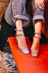 Zapato de tacón plateado con glitter, punta cuadrada, doble tira con hebilla al tobillo y forro rosa.