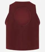 Musculosa deportiva de corte box, confeccionada en microfibra texturizada de poliamida y elastano. Presenta cuello redondo y un recorte circular en la espalda, ofreciendo ligereza y secado rápido.