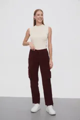 Pantalon cargo de pana color bordó, con cintura elástica con cordón ajustable, bolsillos laterales tipo cargo y corte recto.