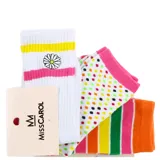 Pack de tres pares de medias de algodón con diferentes diseños: un par blanco con rayas horizontales amarillas y rosas y una flor bordada, un par blanco con lunares de colores y borde rosa, y un par con rayas verticales de colores.