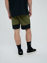Bermuda Umbro de hombre, color beige, confeccionada en tejido de algodón con bolsillos laterales y cintura elástica con cordón de ajuste.
