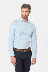 Camisa de vestir blanca de corte clásico, con mangas largas, cuello camisero y cierre frontal de botones.