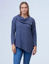 Buzo azul en tejido soft de la marca Ruby Rd. Tiene cuello volcado con aplique de botones y terminación de ruedo asimétrico.