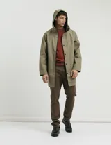 Pantalon de corte clasico confeccionado en algodon sarga con elastano. Presenta bolsillos delanteros inclinados y bolsillos traseros de ribete con boton.