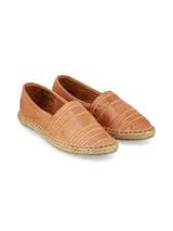 Alpargata Albina estilo slip-on confeccionada en cuero napa color tostado, con suela revestida en yute trenzado y detalles bordados en el empeine.